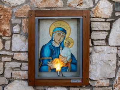Vediamo quindi susseguirsi, una dopo l�altra, le immagini di Maria pi� care ai fedeli, in particolare della Puglia e del Sud Italia. C�� la Madonna di Siponto venerata a Manfredonia...